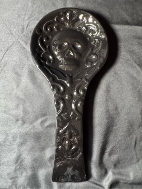 NWOT Salem St. Ceramic Halloween Black Skull Spoon Rest